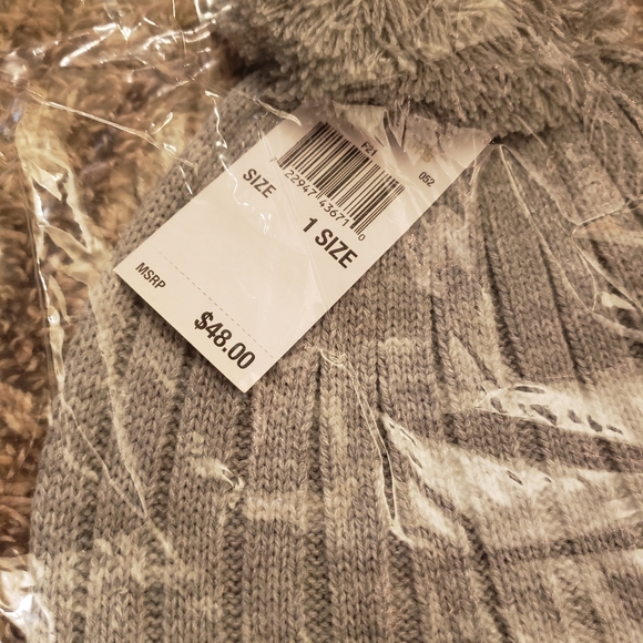 🆕️🌸🌸Michael Kors Grey Pom Beanie🌸🌸 - Picture 7 of 7